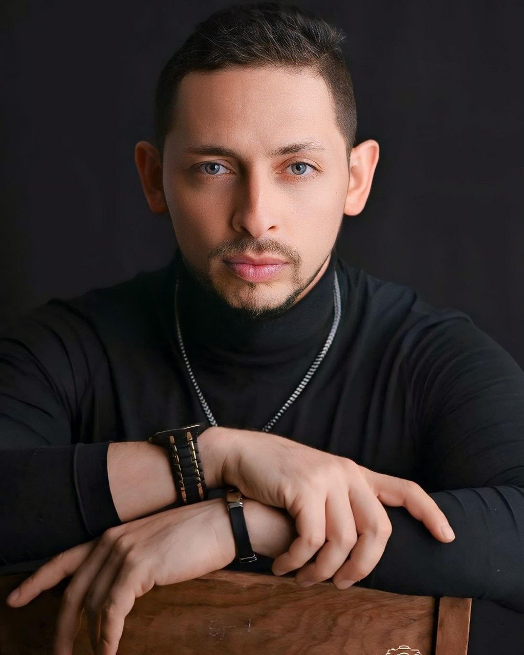 man, attractive, model, fashion, style, portrait, photoshoot, modeling, influencer, mirada, headshot, monocromático, rostro, joven, adulto, persona, encantador, profesional, foto, hombre de negocios, negro, oscuro, fondo negro, estudio fotográfico, instagram